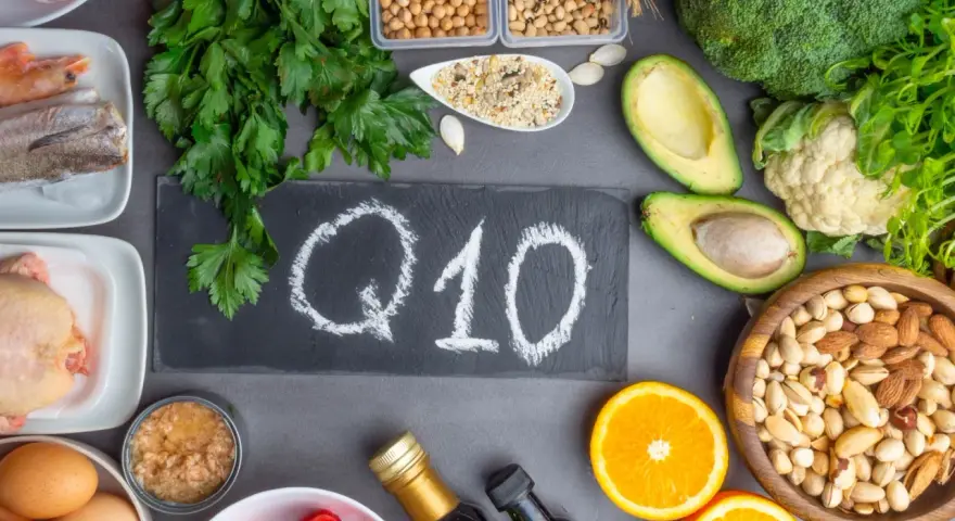 Assortiment d'aliments riches en coenzyme Q10 bienfaits : poisson, poulet, œufs, avocats, brocolis, oranges, noix, graines.