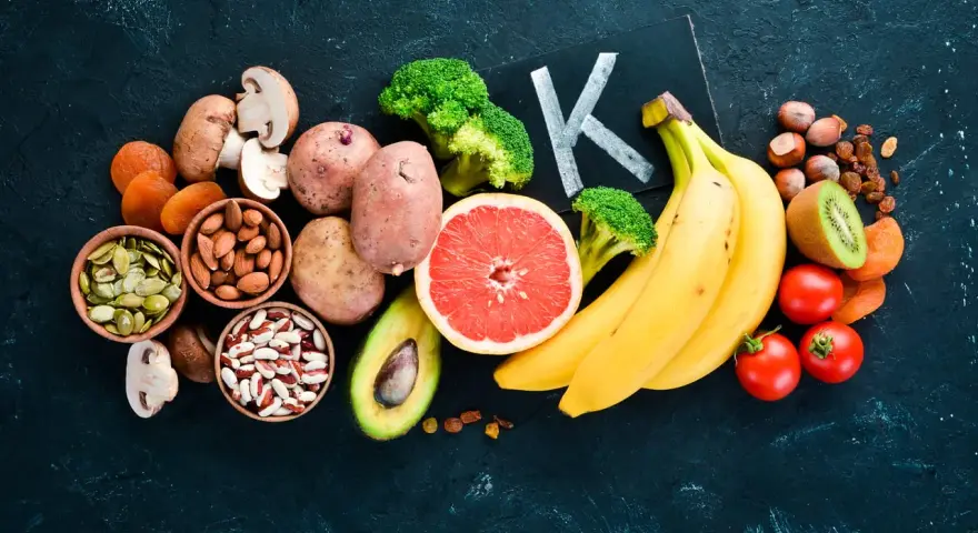 Bananes, pommes de terre, brocolis, avocats, tomates, kiwis, fruits secs, noix, graines et haricots. Un assortiment de potassium aliment pour une alimentation équilibrée.