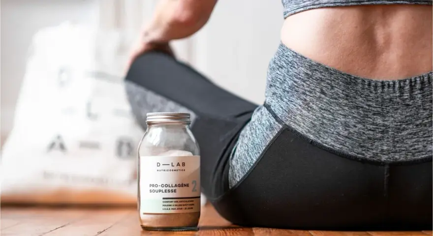 Un pot de collagène musculation à côté d'une femme en tenue de sport, prête pour sa séance.