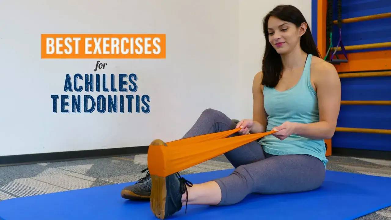 Femme faisant des exercices avec un &eacute;lastique pour soulager la tendinite du tendon d'Achille, un rem&egrave;de de grand-m&egrave;re efficace.