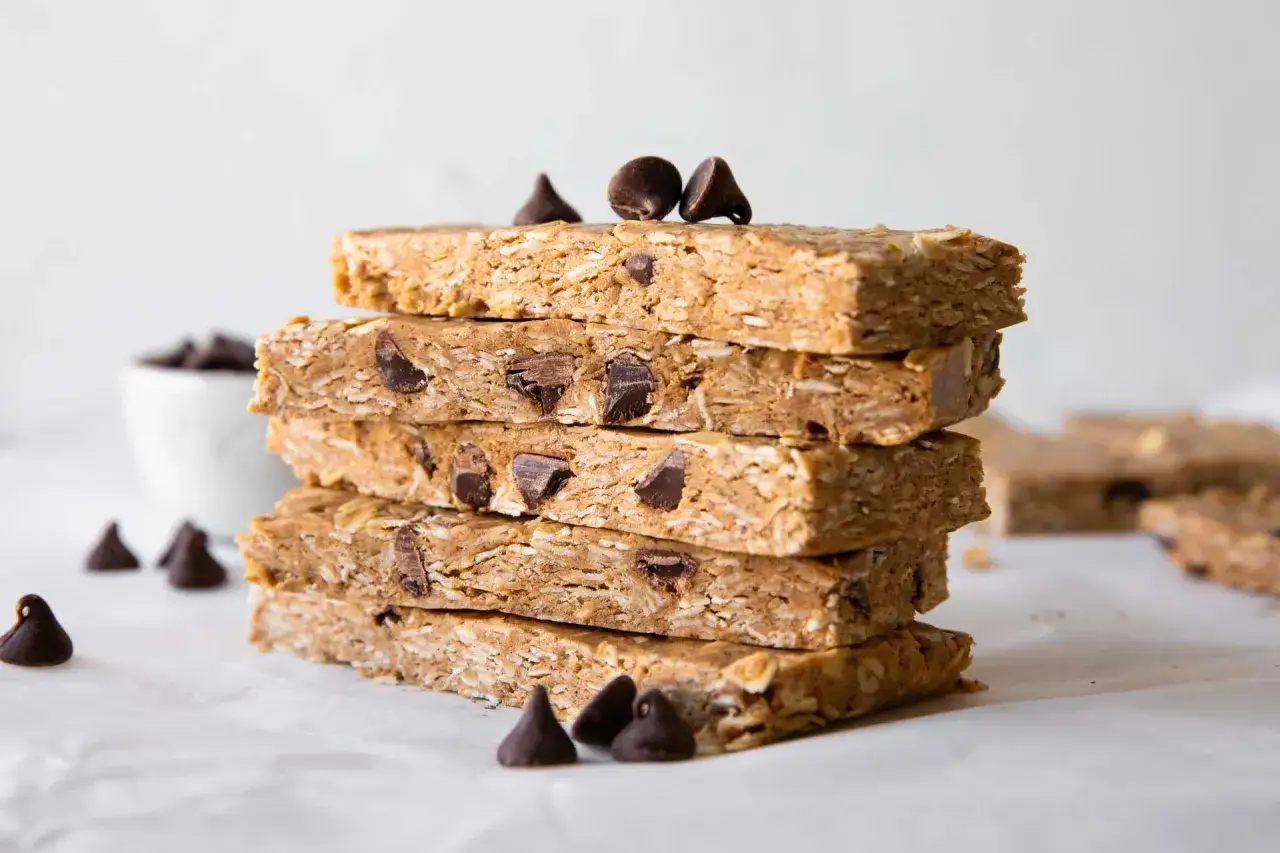 Pile de barres prot&eacute;in&eacute;es maison aux p&eacute;pites de chocolat, parfaites pour une recette barre prot&eacute;in&eacute;e whey.