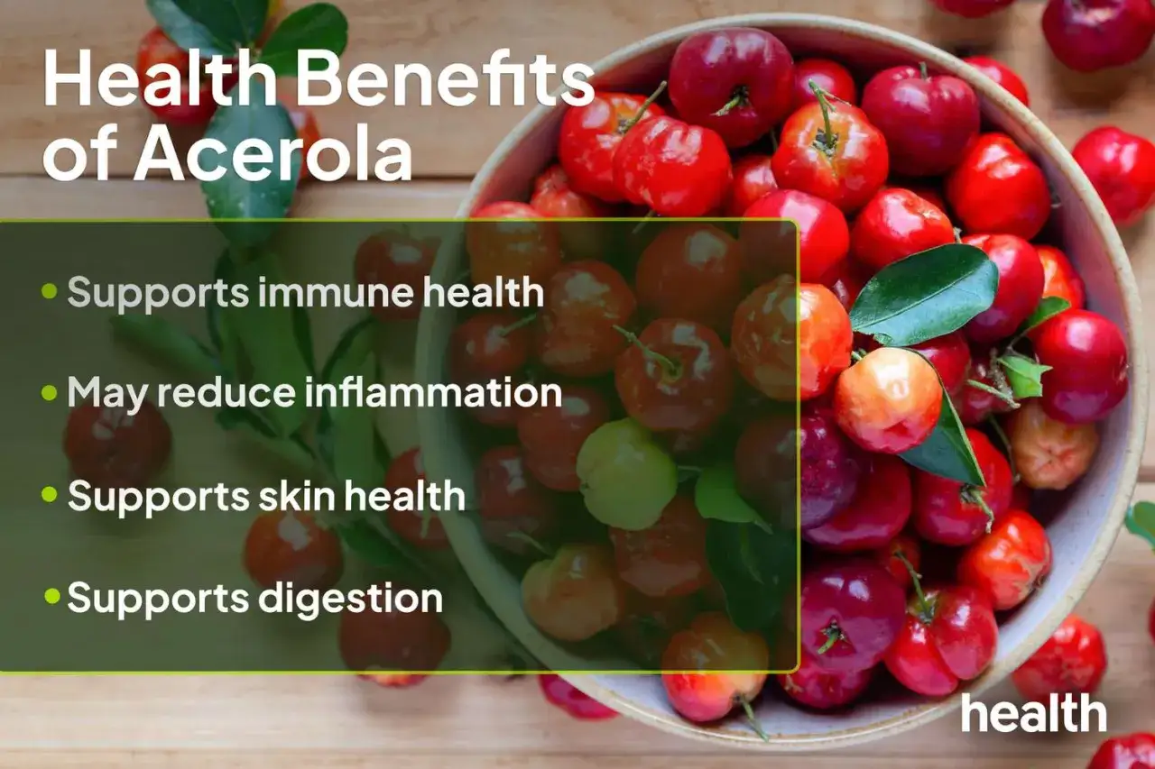 Un bol rempli d'acerolas rouges et orangées, mettant en avant les nombreux acerola bienfaits pour la santé : immunité, peau, digestion et réduction de l'inflammation.