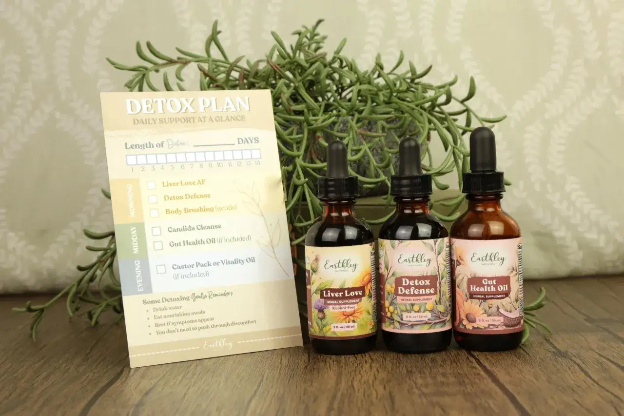 Trois flacons d'huiles naturelles pour un plan de détox, dont un