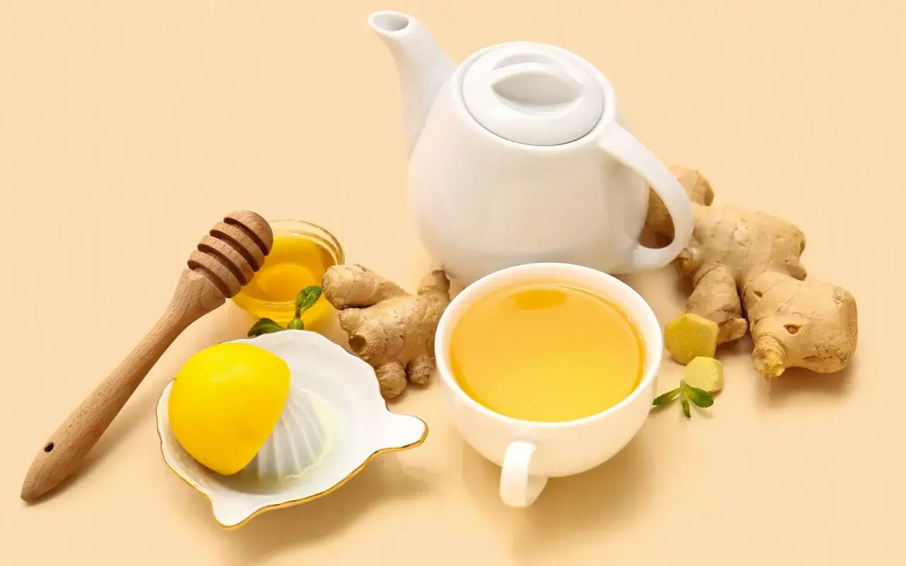Thé au gingembre, citron et miel : une recette naturelle pour comment arrêter le nez qui coule.