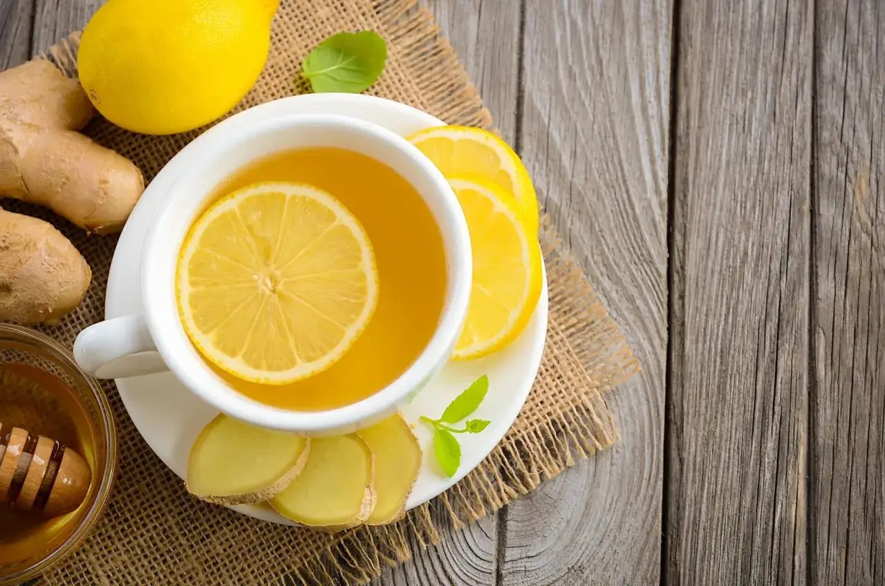 Une tasse de th&eacute; au citron et au gingembre, un rem&egrave;de de grand-m&egrave;re contre la remont&eacute;e acide.