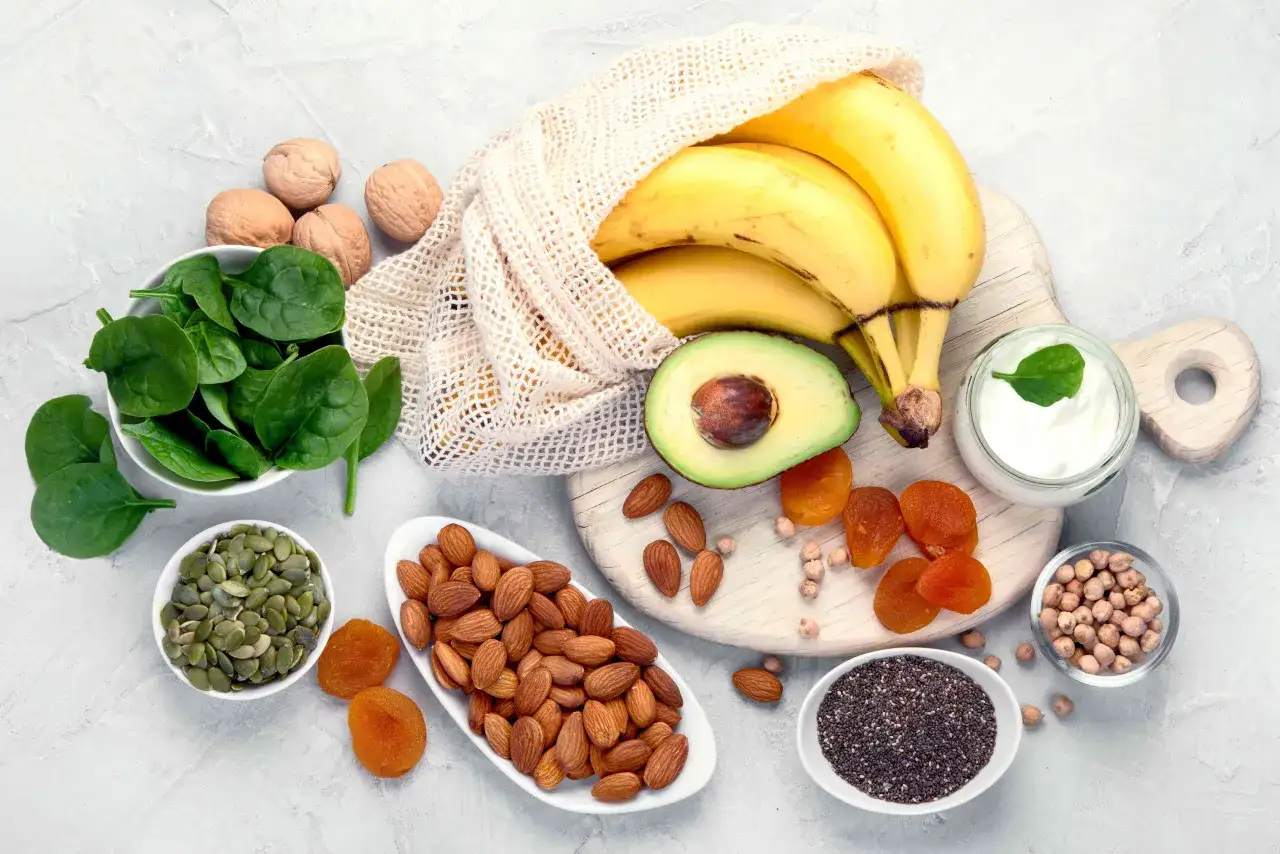 Bananes, avocat, épinards, amandes, noix, abricots secs, graines de citrouille, graines de chia, pois chiches et yaourt. Aliments riches en potassium pour la rétention d'eau.