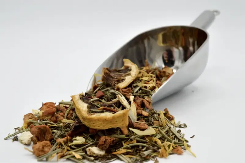 Cuillère métallique remplie d'une infusion romarin citron, aux multiples bienfaits pour la santé.