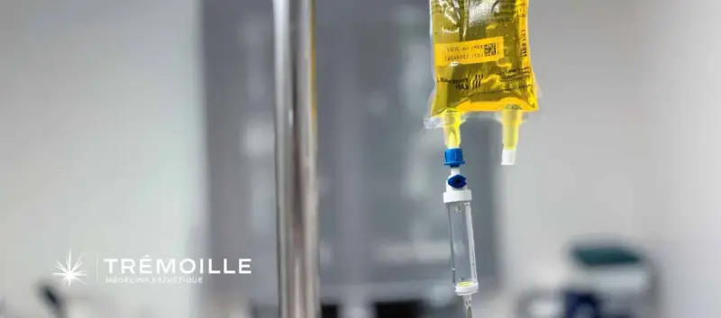 Sérum de glutathion en perfusion, une pratique esthétique qui peut présenter un danger si mal encadrée.